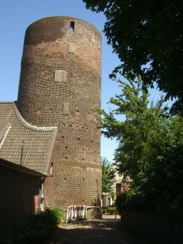 Orsoy : Der heute vorhandene 18 m hohe Pulverturm war der einzige in die Mauer integrierte Eckturm.